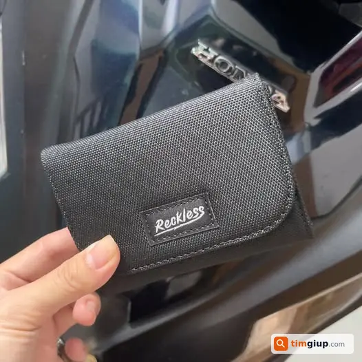 Tìm ví rơi chứa CCCD, bằng lái xe, cà vẹt xe tại Công viên Landmark 81