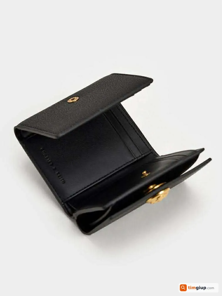 Tìm ví màu đen và giấy tờ mang tên Trần Phan Tường Vy