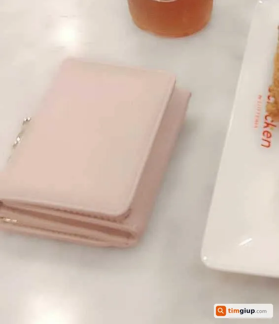 Tìm ví màu hồng chứa giấy tờ của Nguyễn Thúy Nga tại Bình Dương