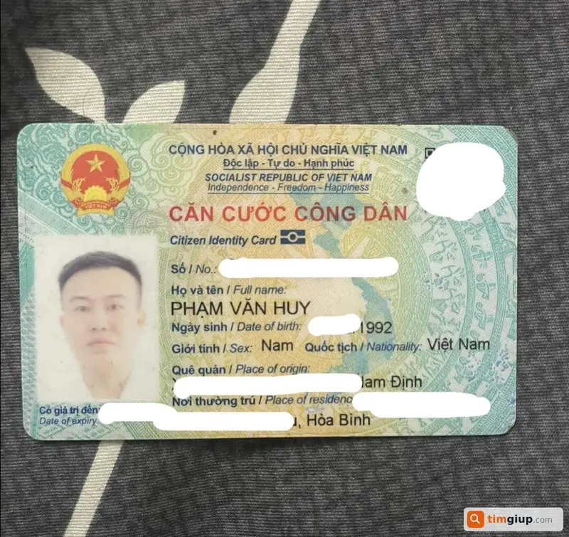 Tìm ví da chứa giấy tờ tùy thân của anh Phạm Văn Huy tại Đống Đa, Hà Nội