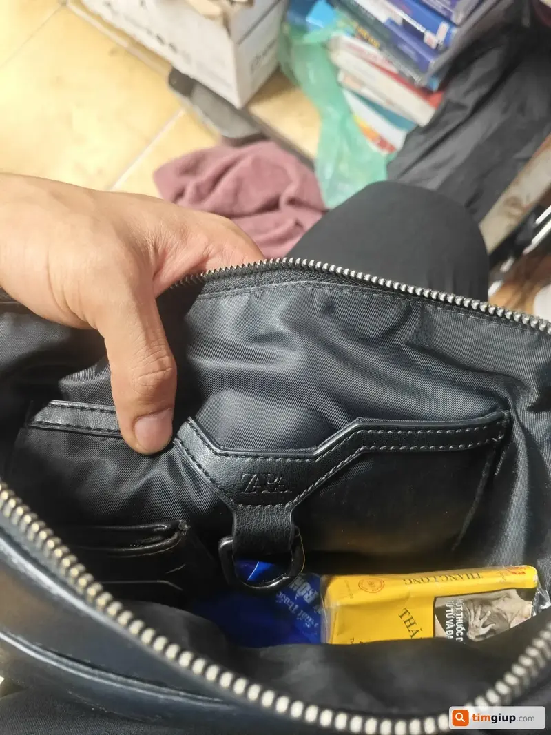 Tìm túi xách da màu đen chứa giấy tờ tên Nguyễn Vương Thành