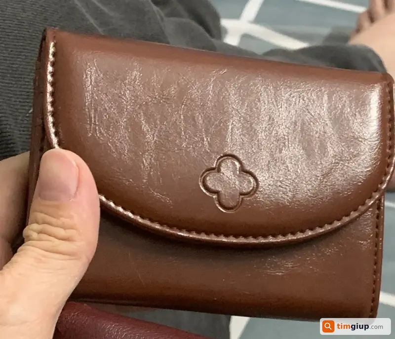 Tìm ví màu nâu đỏ tên Đặng Thị Phương Thúy tại TP.HCM