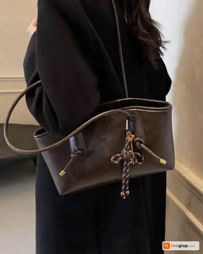 Tìm túi xách màu nâu thất lạc tại khu vực Âu Cơ, Hà Nội