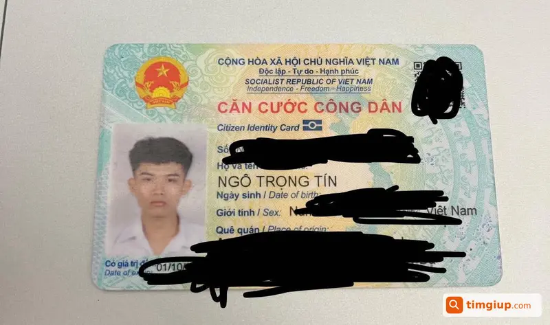 Ví Đen Viền Trắng Khắc Tên Ngô Tín Thất Lạc Tại Dĩ An