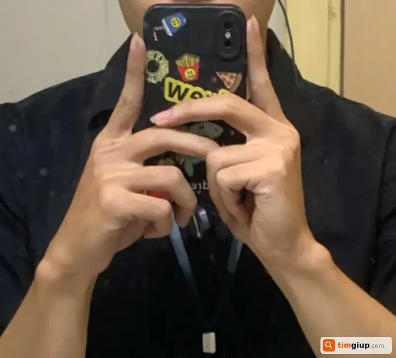 Tìm chuộc túi đeo chéo màu đen chứa iPhone XS tại Ga Ba Son, TP.HCM