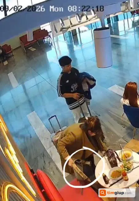 Tìm túi xách màu xám bị cầm nhầm tại sân bay Tân Sơn Nhất