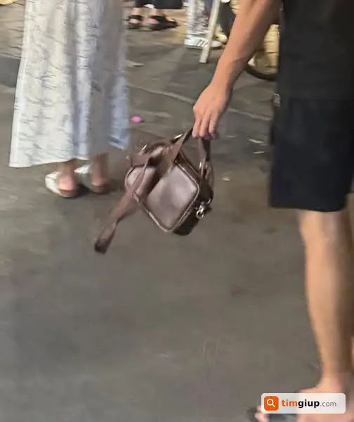 Tìm túi xách chứa ví, giấy tờ tại Quốc học Huế, 18/4