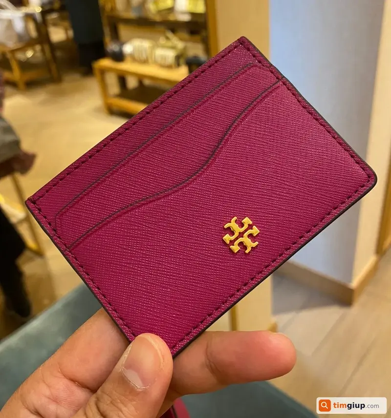Tìm Card holder màu hồng hiệu Tory Burch của Tô Ngọc Bảo Khanh