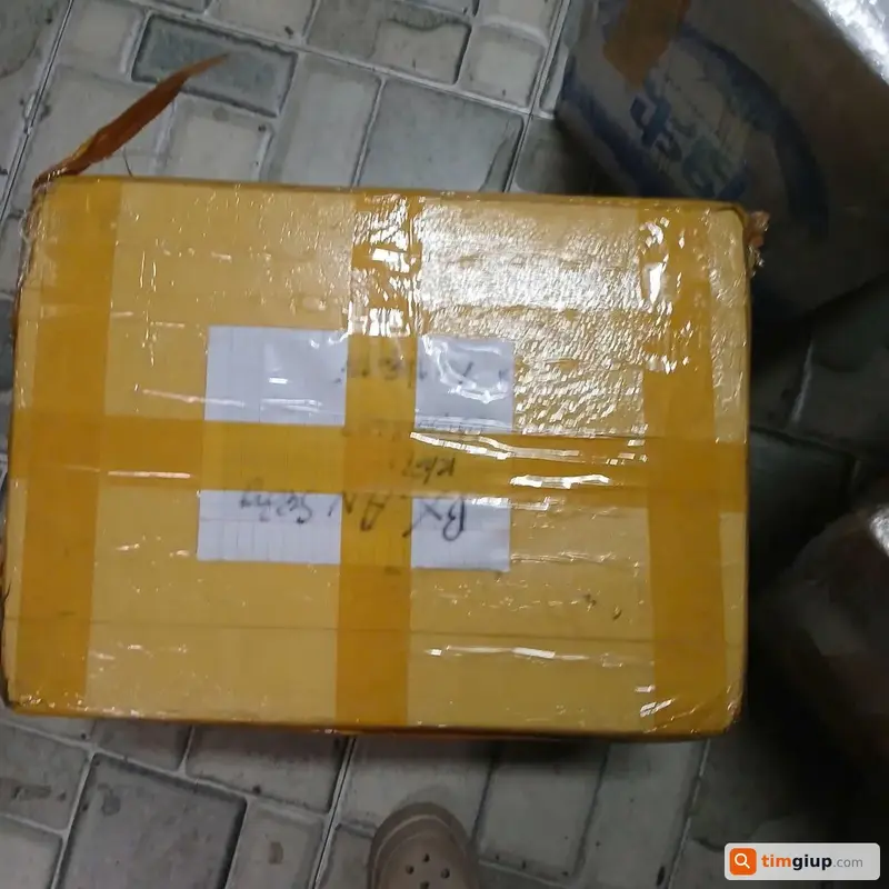 Tìm thùng xốp đựng thực phẩm bỏ quên tại Cổng trường Đại học Ngoại Ngữ, Hà Nội