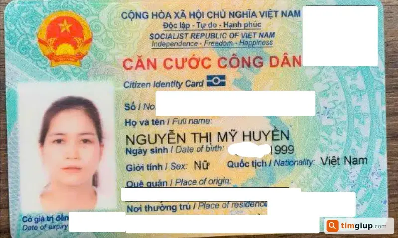 Tìm ví màu trắng và điện thoại iPhone 16 Pro của Nguyễn Thị Mỹ Huyền