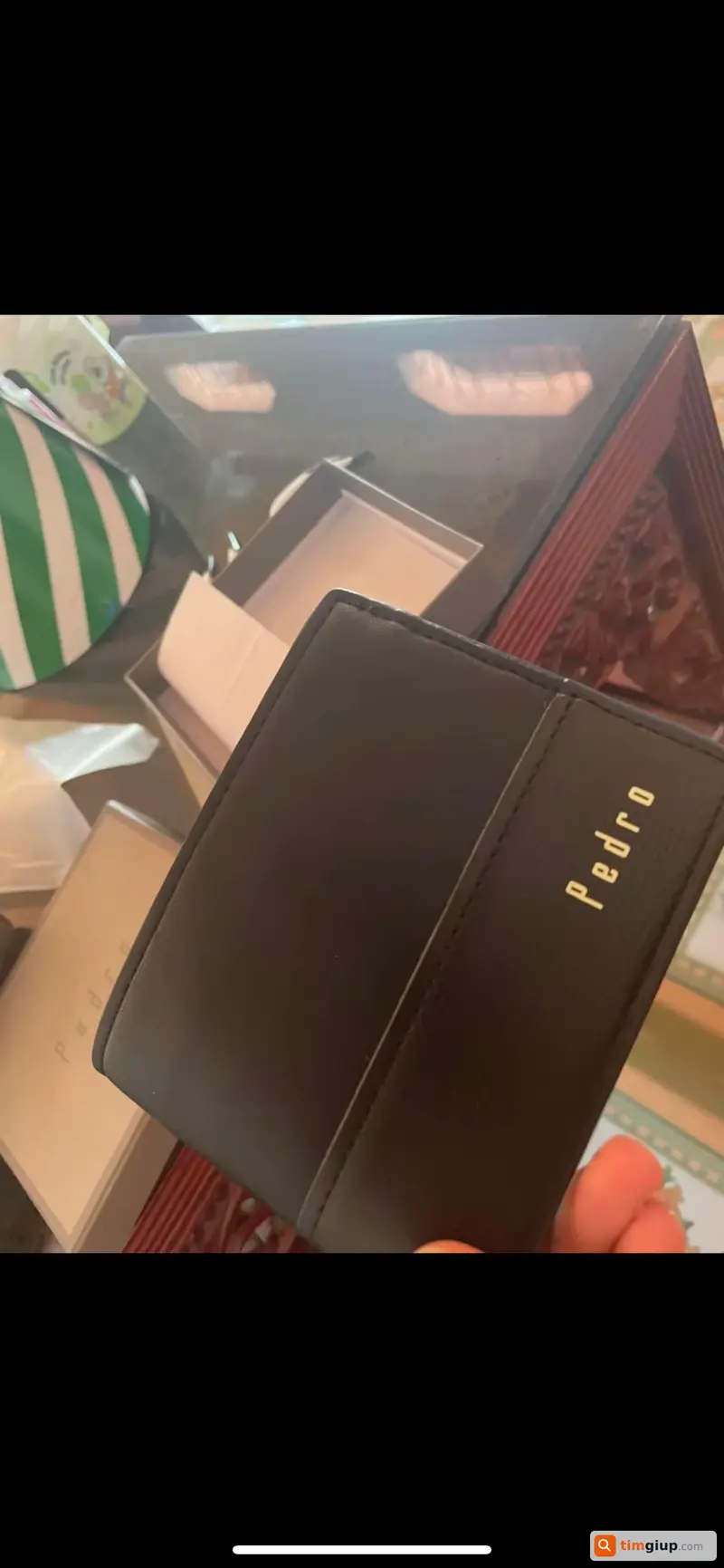 Tìm ví nam màu đen chứa giấy tờ tên Hà Cao Nguyên và Nguyễn Thị Ngọc Trâm