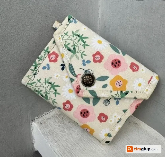 Tìm ví nơ màu trắng hồng và giấy tờ tên Phạm Nguyên Trâm Anh