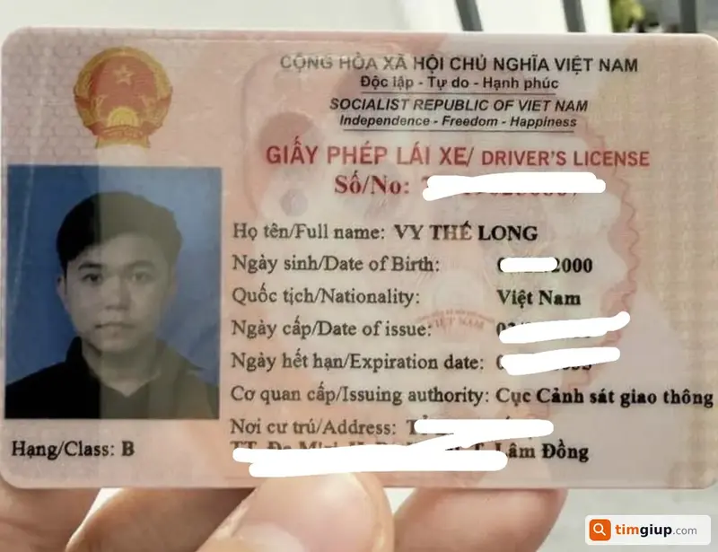 Tìm ví màu nâu chứa giấy tờ tên Vy Thế Long