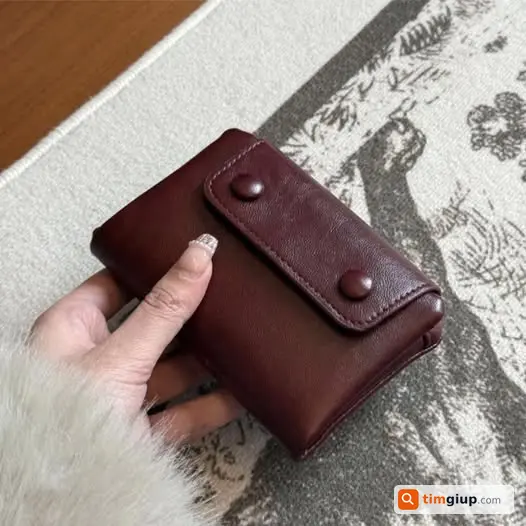 Rơi ví da đỏ thẫm chứa giấy tờ tại Bình Khánh Long Xuyên