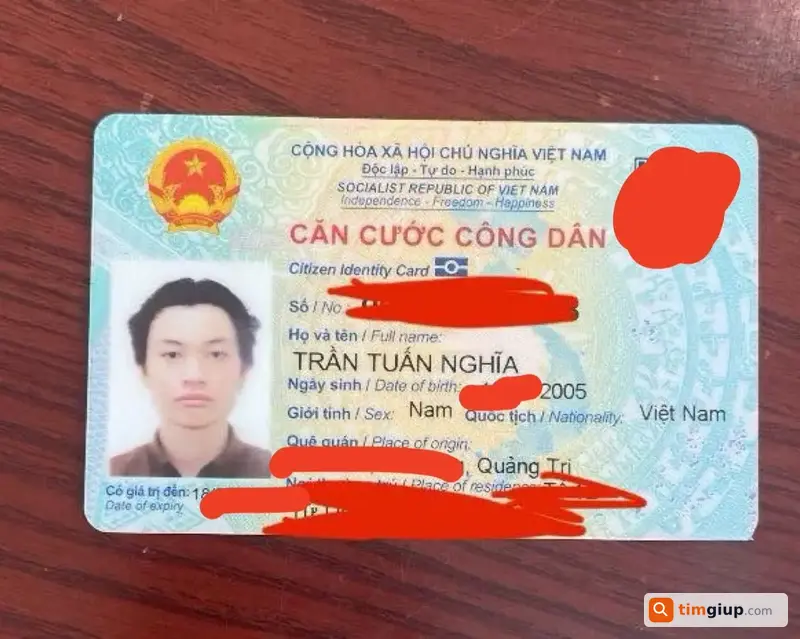Tìm Ví Màu Nâu Cùng Giấy Tờ Rơi Ở Quảng Trường Cát Bà
