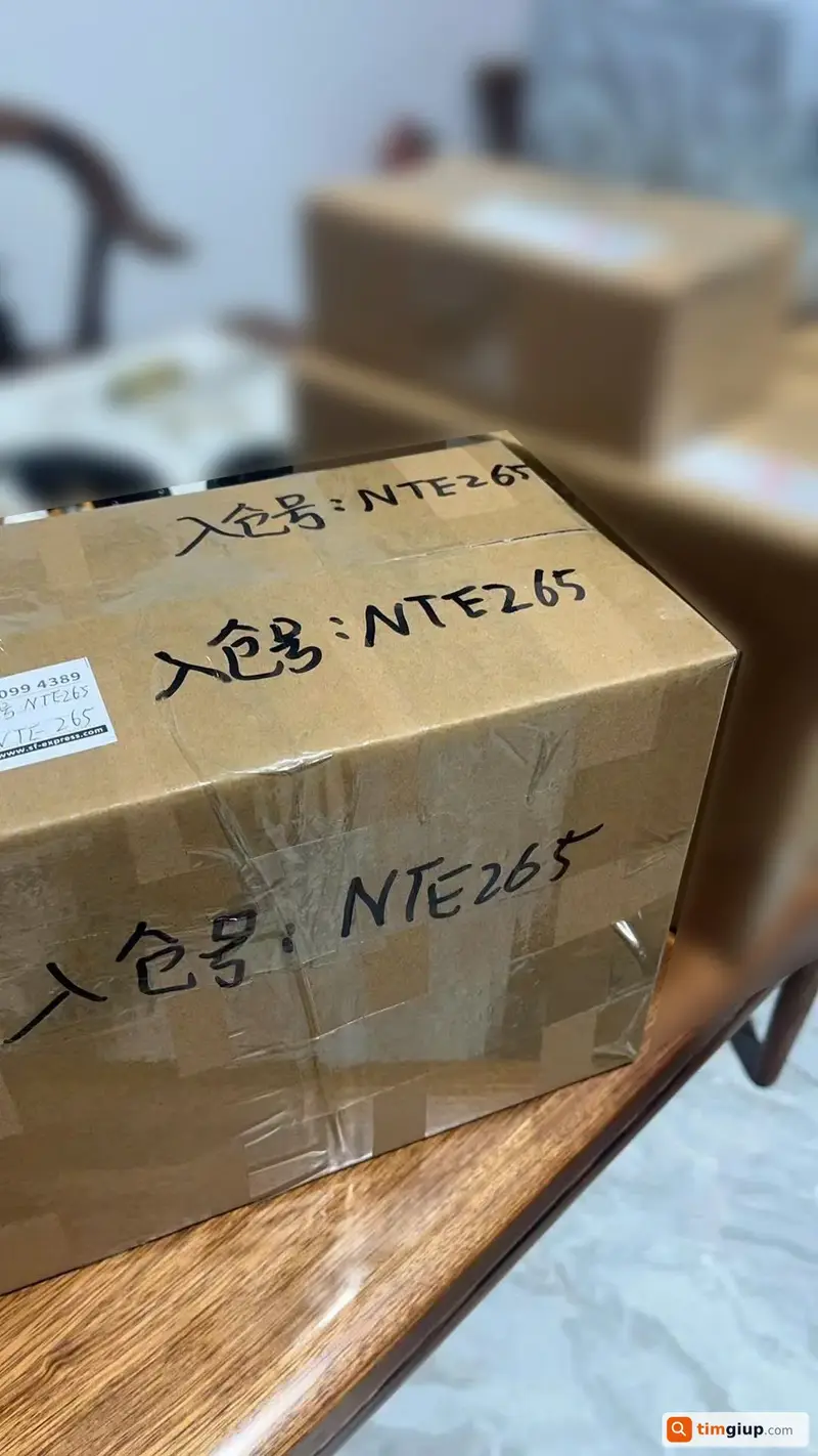 Tìm chuộc thùng hàng thất lạc tại khu vực cầu Thanh Trì, Hà Nội