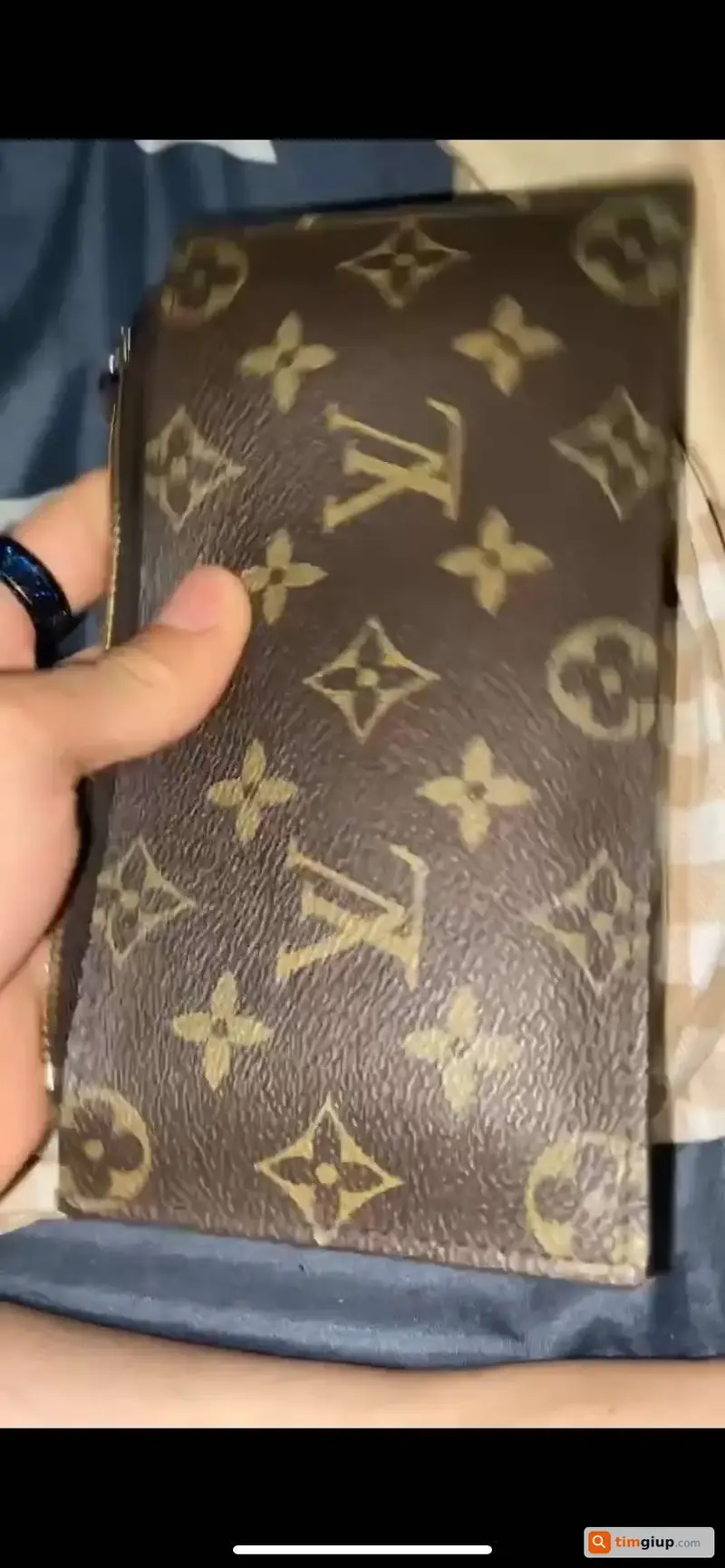 Tìm ví họa tiết LV của anh Trần Đức Anh tại Hà Nội