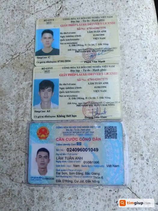 Nhặt được ví có giấy tờ quan trọng, liên hệ A Mai 0982223431
