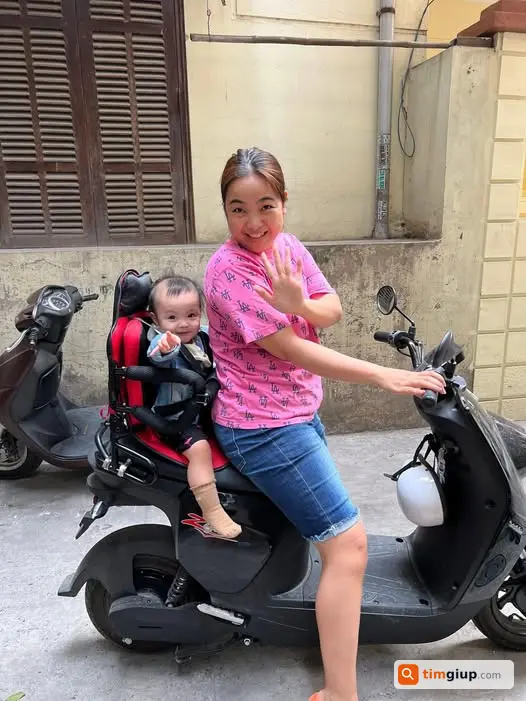 Tim xe may dien VinFast mau den that lac khu Quan Hoa Ha Noi