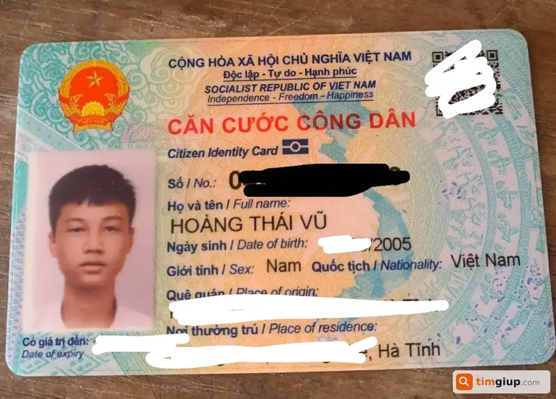 Tìm ví màu xanh sẫm đánh rơi tại Phố đi bộ Cầu Trường Tiền, Huế