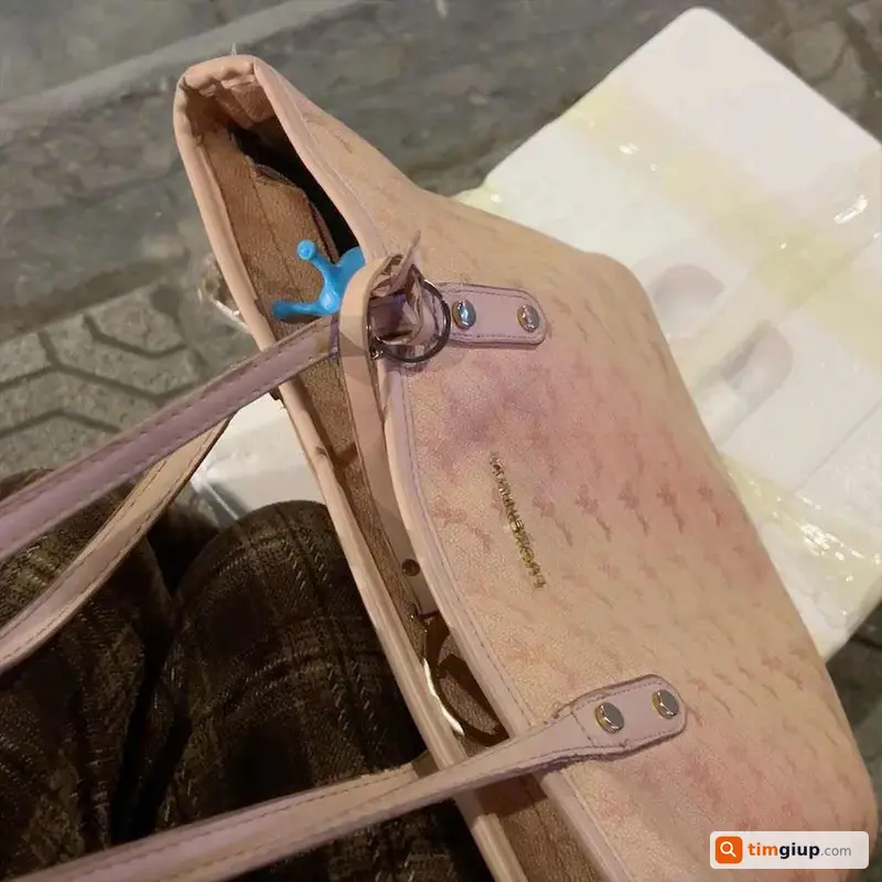 Tìm cặp màu hồng chứa laptop Dell và ví rơi tại cầu vượt Nguyễn Trãi
